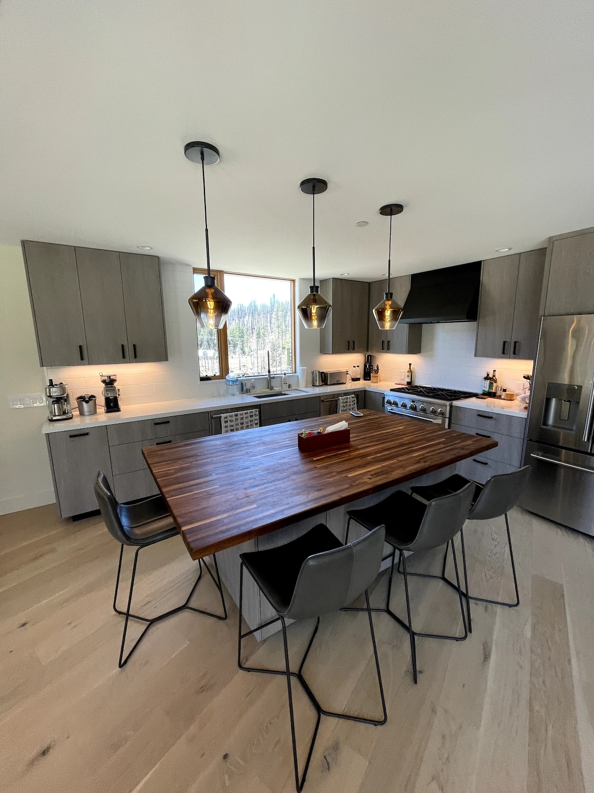 Chef's kitchen with 6-burner gas stove